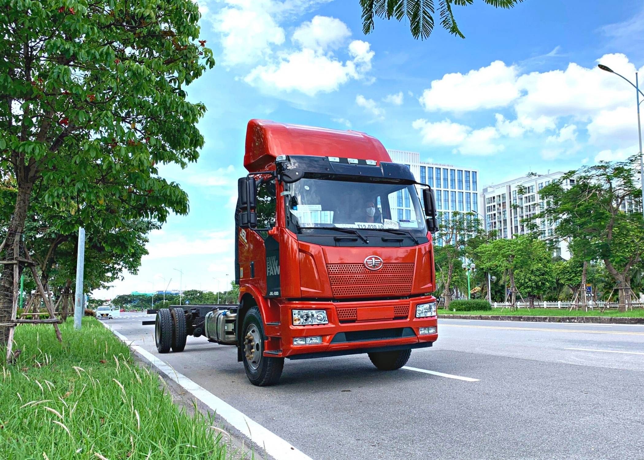 Xe tải Faw 8 tấn nhập khẩu trạng thái Chassi
